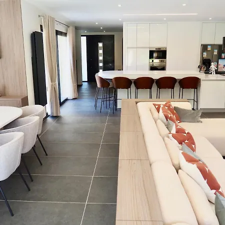 De Luxe 4 Parkings Jardin Villa *
